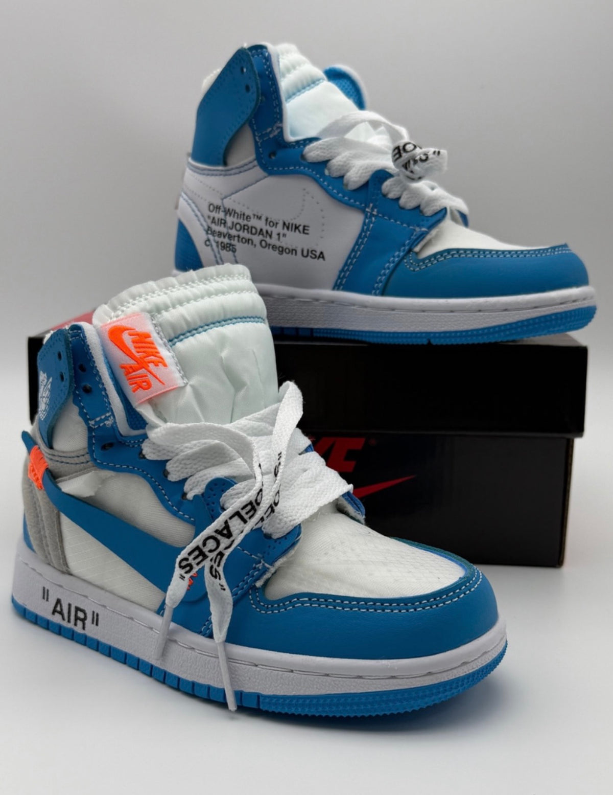 Air Jordan 1 Retro
Off-White University Blue