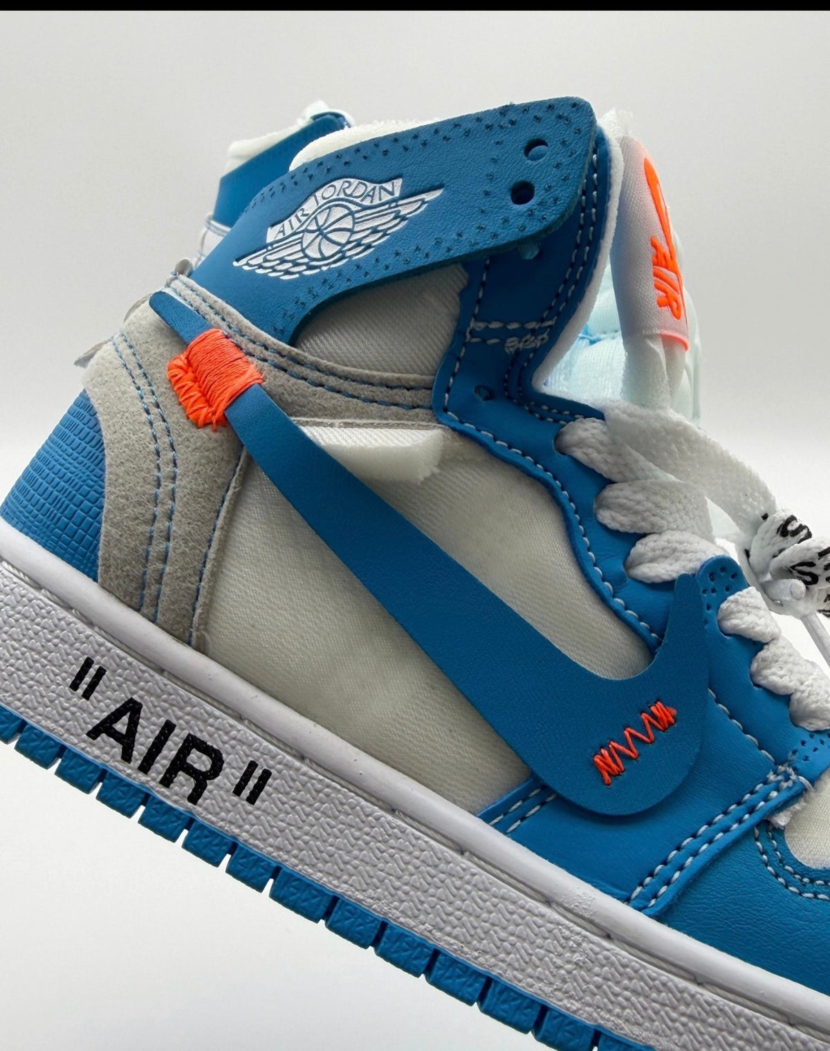 Air Jordan 1 Retro
Off-White University Blue